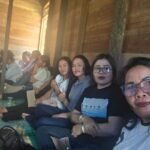 Jaga Tradisi Luhur, Tokoh Perempuan Murung Raya Melayat ke Rumah Duka di Desa Muwun IMG-20260522-WA0033