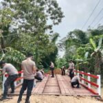Menembus Isolasi Ekonomi, Polsek Jaro Rampungkan Renovasi Jembatan Merah Putih Garagata Compress_20260609_145435_5322