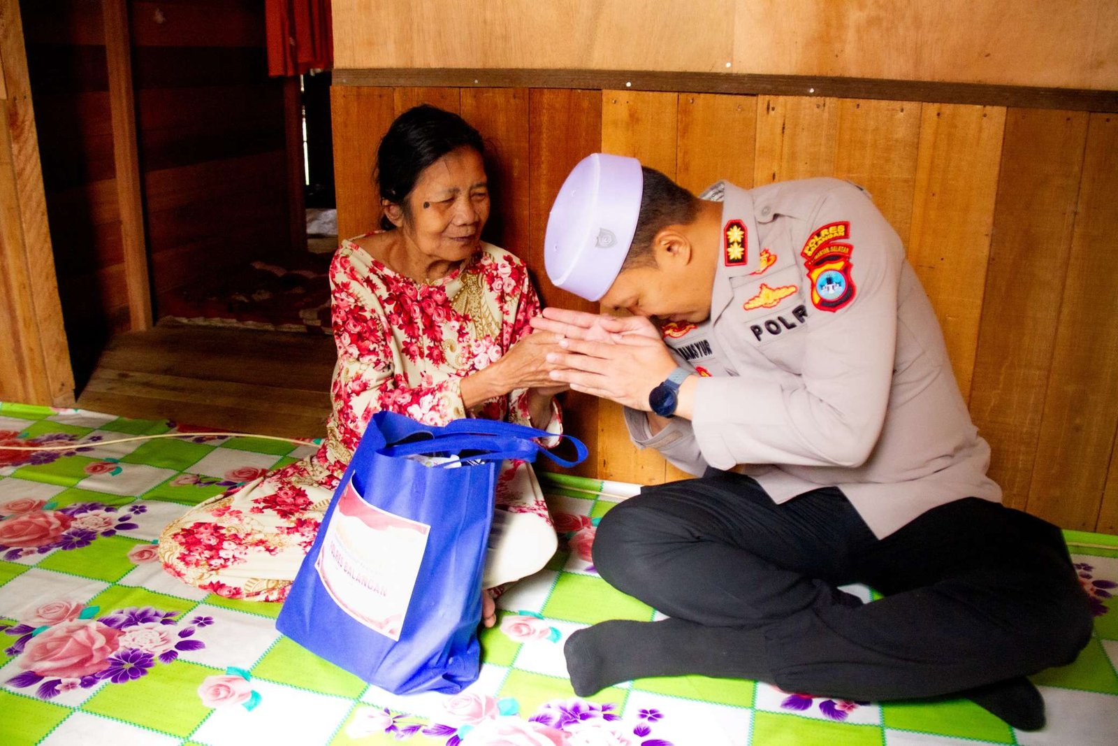 Menembus Pelosok Tebing Tinggi, Kapolres Balangan Antar Bantuan Langsung ke Desa Auh