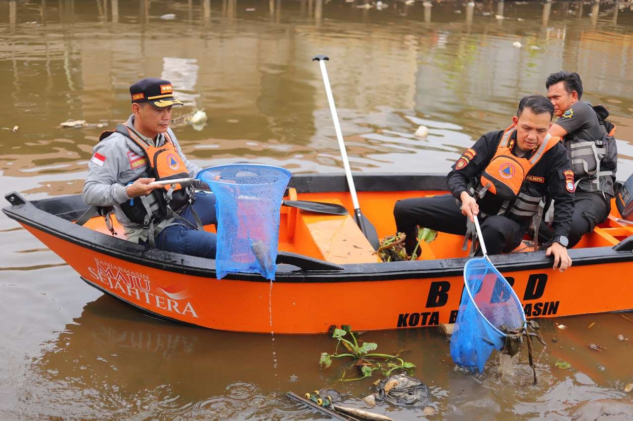 Aksi Nyata Polresta Banjarmasin Bersihkan Sungai Pemurus: Stop Jadikannya Tempat Sampah!