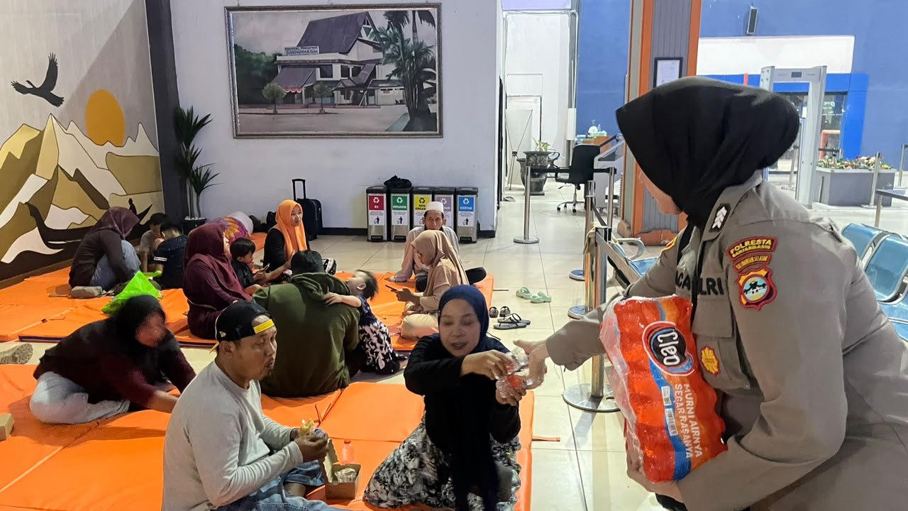 Polwan Polresta Banjarmasin Bagikan Makanan kepada Keluarga Korban Kapal Virgo Transport 8