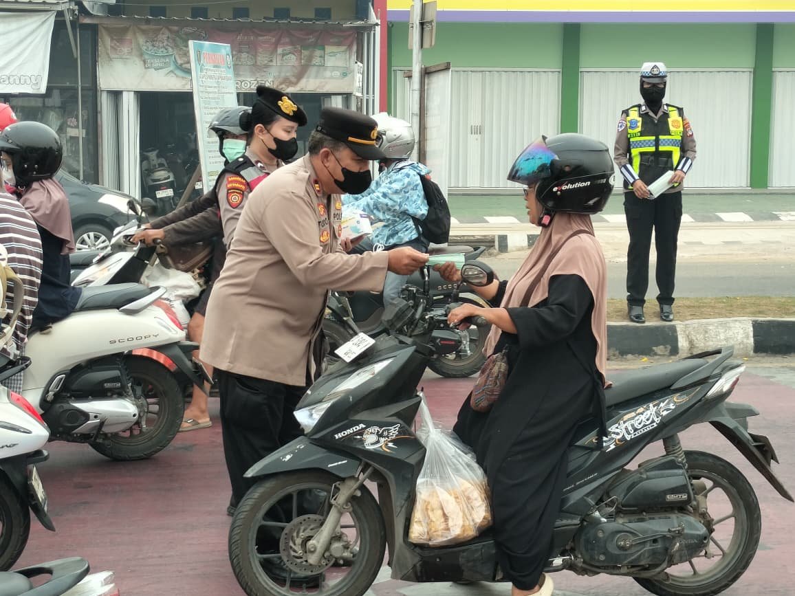 Tembus Angka ISPU 1.878: Kualitas Udara Tabalong Masuk Level Berbahaya, Polisi Turun ke Jalan Bagi Masker