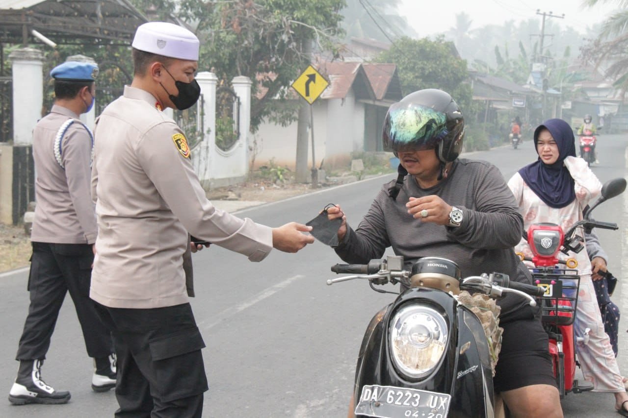 Kabut Asap Karhutla Mempekat di Balangan, Kapolres Turun ke Jalan Bagikan Masker
