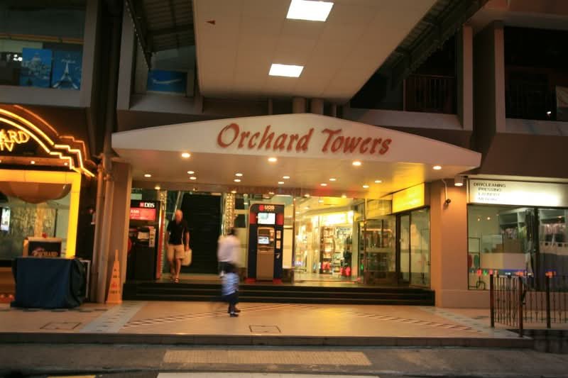 Suasana Orchard Tower pada malam hari di Singapura