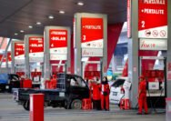 Suasana salah satu SPBU yang menyalurkan BBM subsidi kepada masyarakat di tengah kenaikan harga minyak dunia.
